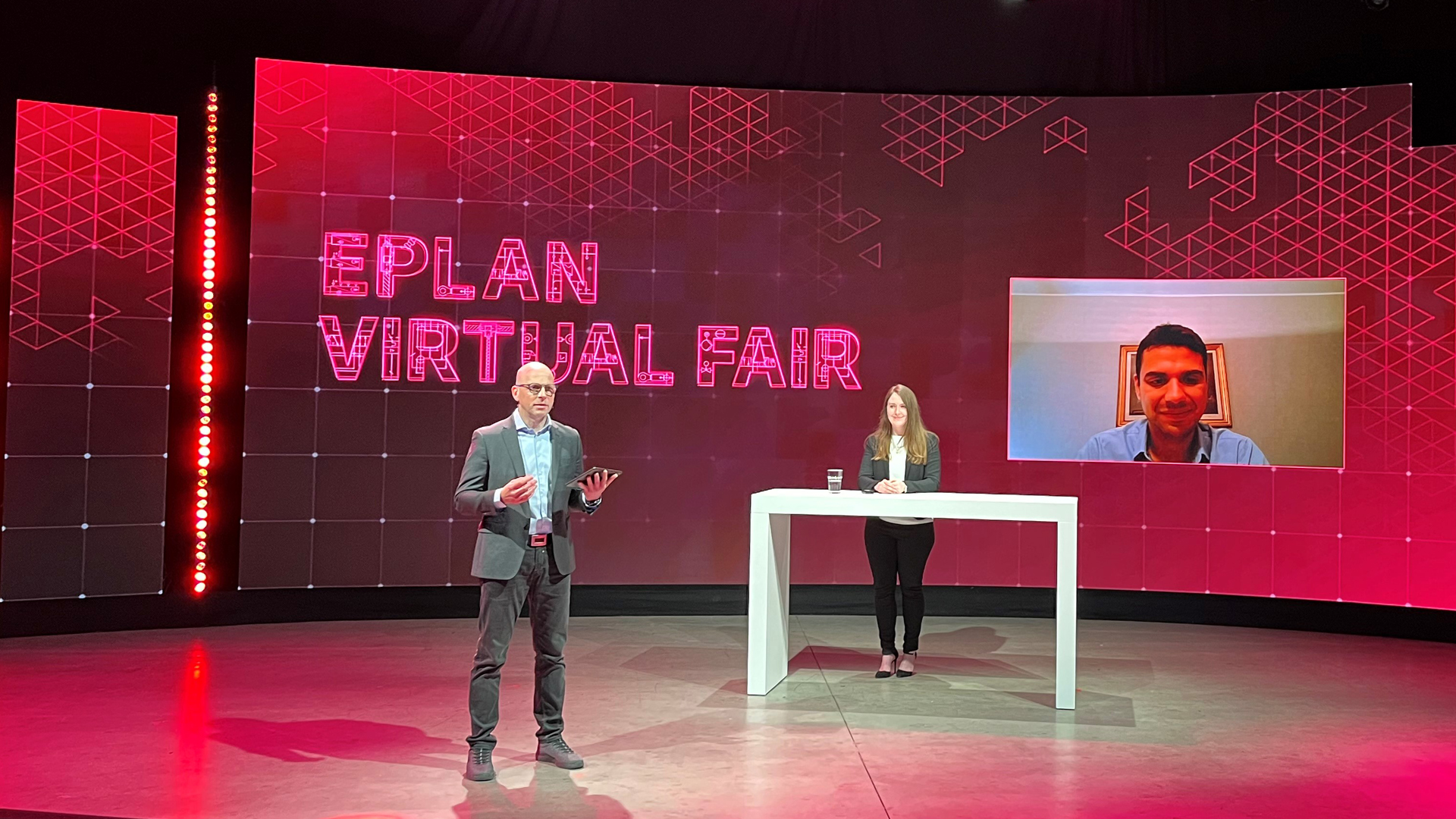 Thomas Michels und Josefine Heck auf der Bühne der Virtual Fair mit Live-Schalte ABB