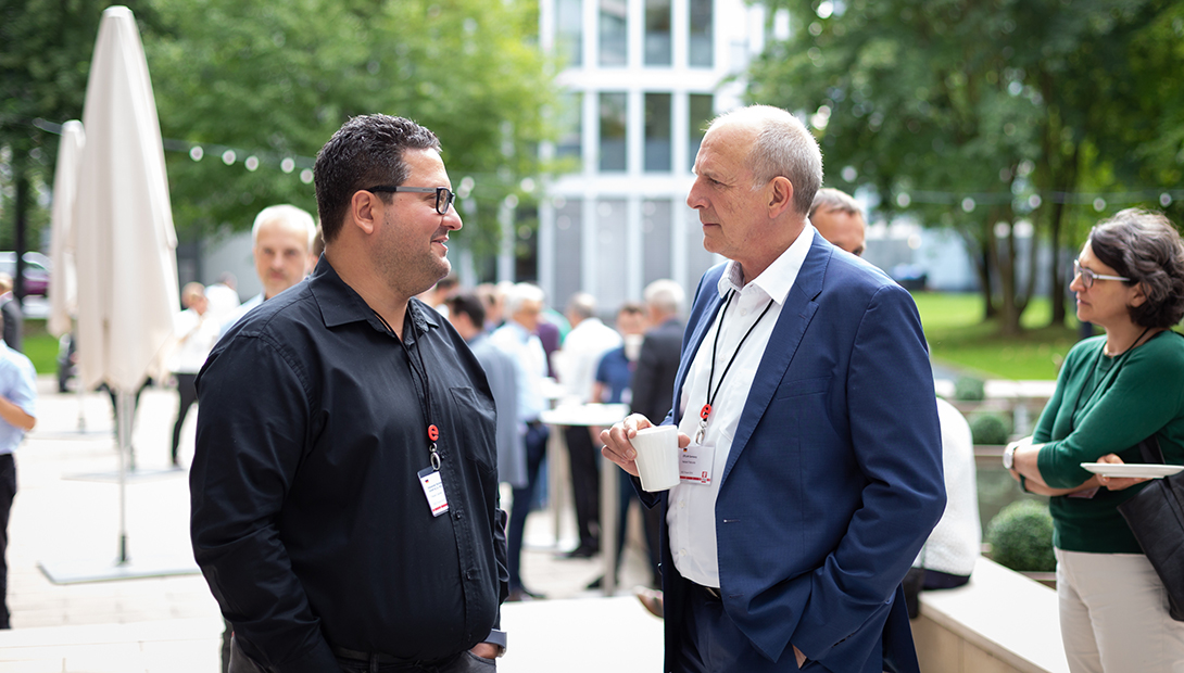 Zwei Kollegen unterhalten sich in der Pause von das EEC Forum 2019 in Köln